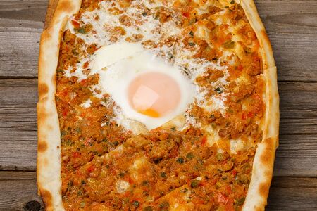 Пиде с бараниной и яйцом