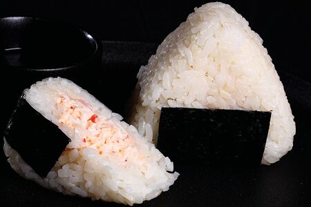 Онигири с крабом