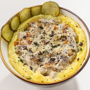 Бефстроганов с говяжьей вырезкой, шампиньонами и трюфельным соусом