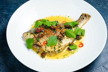 Дорадо в винном соусе