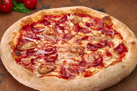 Пицца с колбасками BBQ