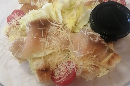 Салат Цезарь с лососем