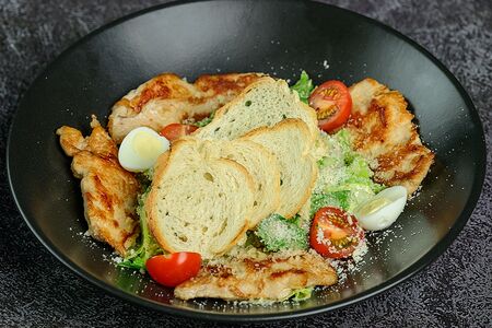 Салат Цезарь с курицей на гриле