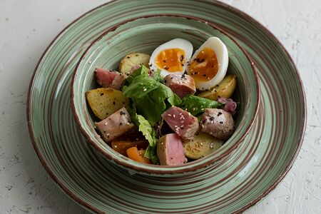 Салат с жареным тунцом