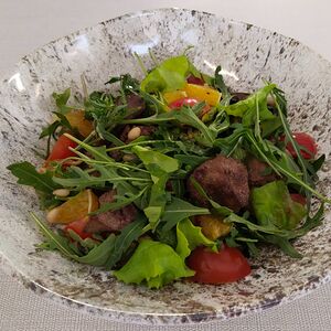 Теплый салат с куриной печенью