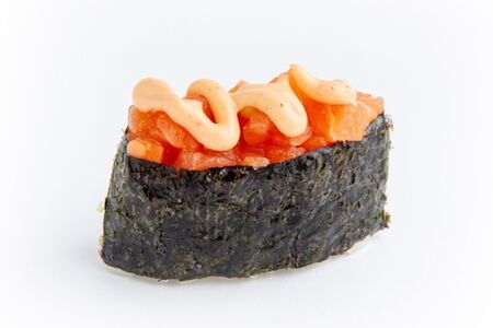 Гункан с лососем