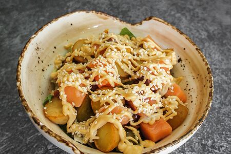 Салат с форелью и голландским соусом