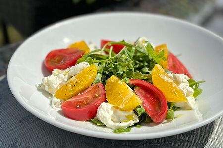 Салат со страчателлой, рукколой и апельсином