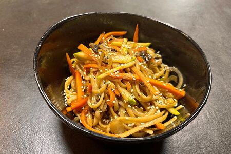 Лапша с овощами и соусом терияки