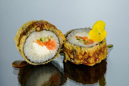 Жареный ролл с лососем