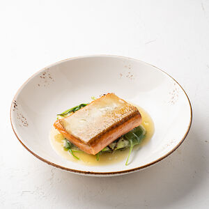 Жареный лосось с соусом берблан