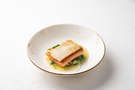 Жареный лосось с соусом берблан