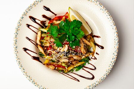 Салат из курицы с овощами