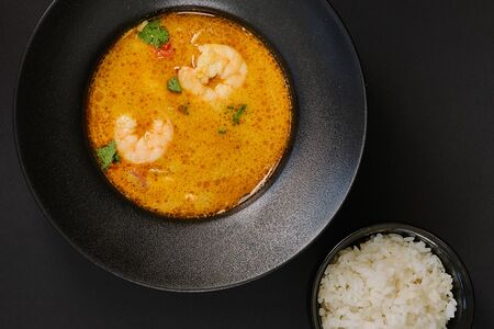 Том ям с морепродуктами и рисом