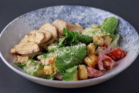 Цезарь с цыплёнком и соус из анчоусов