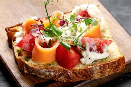 Брускетта со слабосоленым лососем и страчателлой