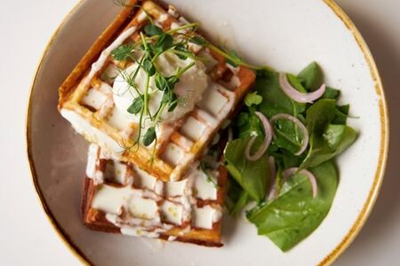 Картофельные вафли с соусом горгонзолла