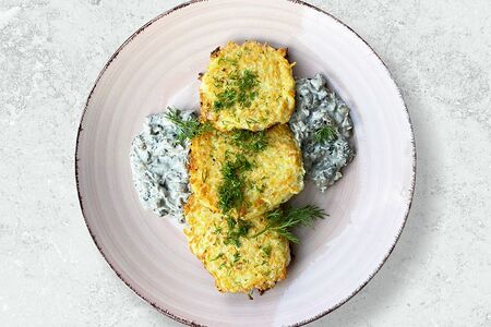 Драники со сметаной и свежей зеленью