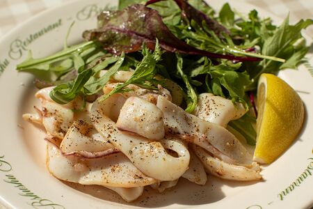 Кальмар на гриле с зеленым салатом