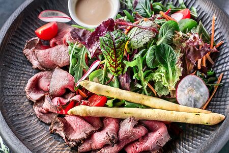 Ростбиф из телятины с салатом в имбирной заправке 