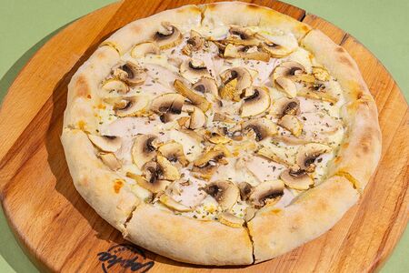 Пицца с курицей и грибами на белом соусе