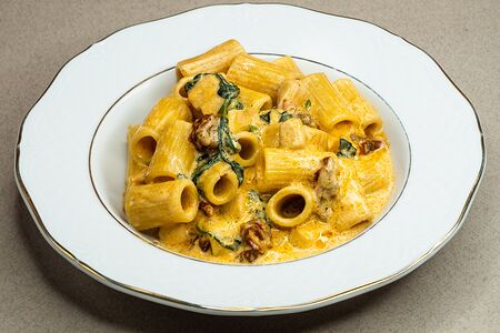 Ригатони с куриной грудкой, вялеными томатами и шпинатом 