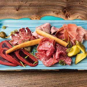 Ассорти мясных деликатесов 