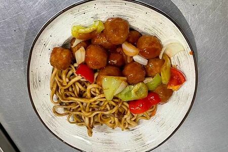 Гай фан с лапшой и фрикадельками в кисло-сладком соусе