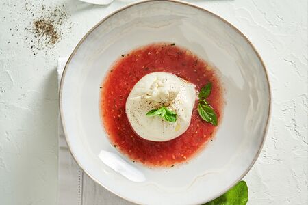 Буррата с томатной сальсой