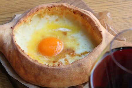 Лодочка с сыром и яйцом