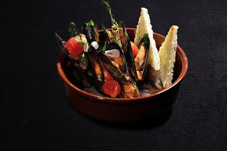 Мидии Блю в белом вине с томатами