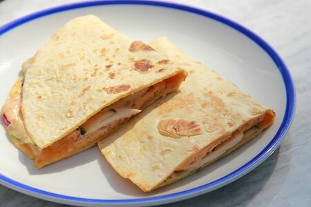 Кесадилья с курицей и соусом манго-чили