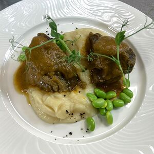 Говяжьи щечки с сельдереевым пюре и кенийскими бобами
