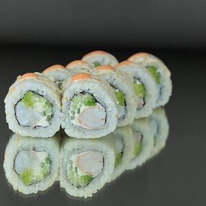 Ролл с креветкой и пикантным соусом спайси