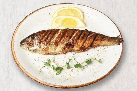 Форель речная запеченная с ароматными травами и лимоном