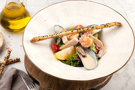 Тёплый салат с морепродуктами