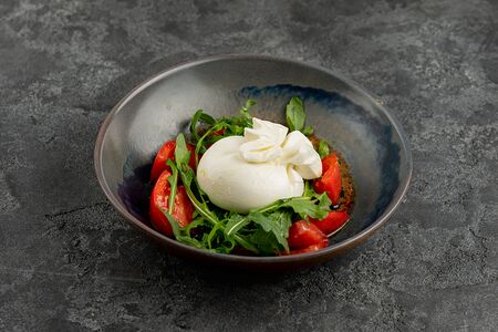 Буррата с томатами