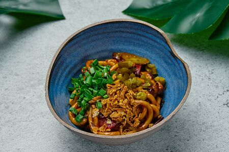 Домашняя лапша удон с цыпленком и колбаской чоризо