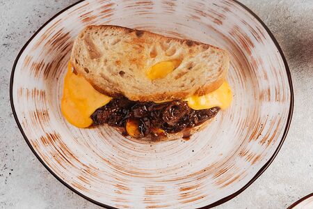 Сендвич с ростбифом, печёным перцем и луком