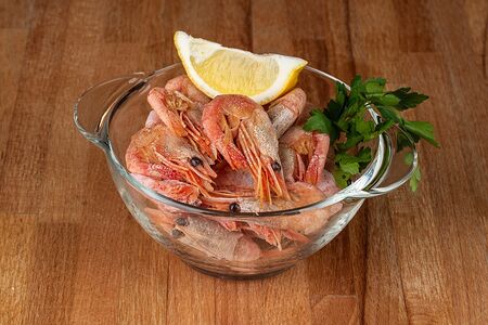 Отварные креветки с лимоном