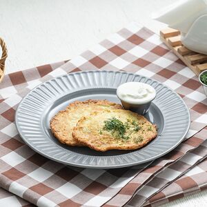 Драники из кабачков с хрустящим луком и сметаной