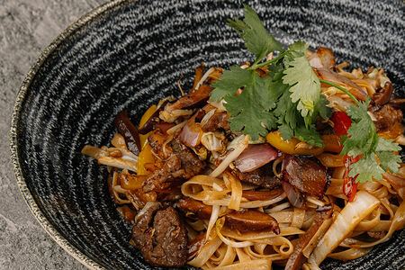 Лапша рисовая с говядиной