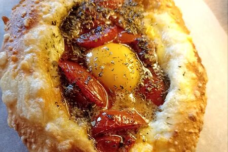 Хачапури по-аджарски с томлеными томатами и травами