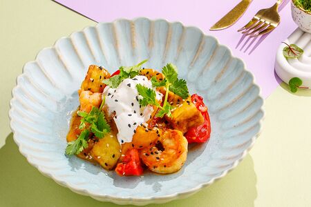 Салат из запеченных баклажанов с креветками, манго и страчателлой