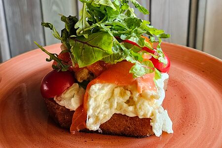 Тост с лососем, скремблом и авокадо