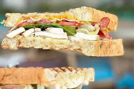 Сэндвич с курицей и беконом