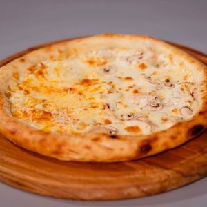 Пицца четыре сыра и курица-грибы