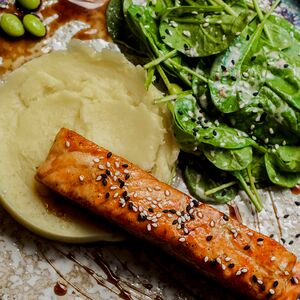 Семга в восточном стиле с картофельным пюре и шпинатом