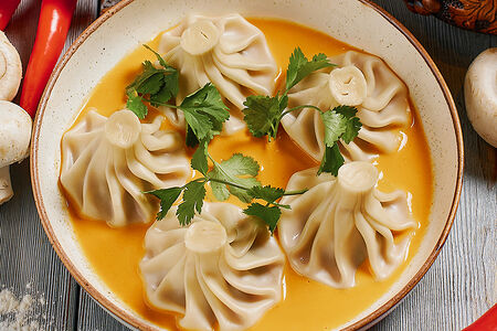 Мини-хинкали в соусе том ям