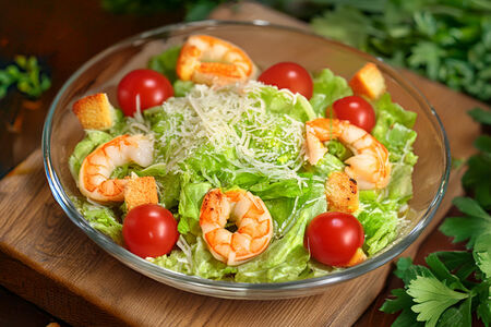 Салат Цезарь с креветками